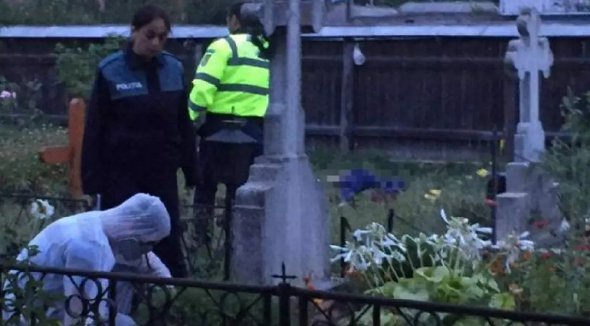 Un bărbat și-a luat viaţa în cimitir după o ceartă cu nevasta. S-a înjunghiat în gât şi în inimă