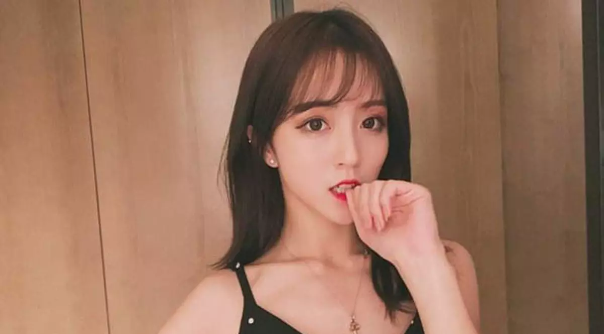 Vloggeriță celebră, băgată la închisoare pentru că a insultat imnul național! Cum s-a filmat tânăra de 21 de ani (VIDEO)