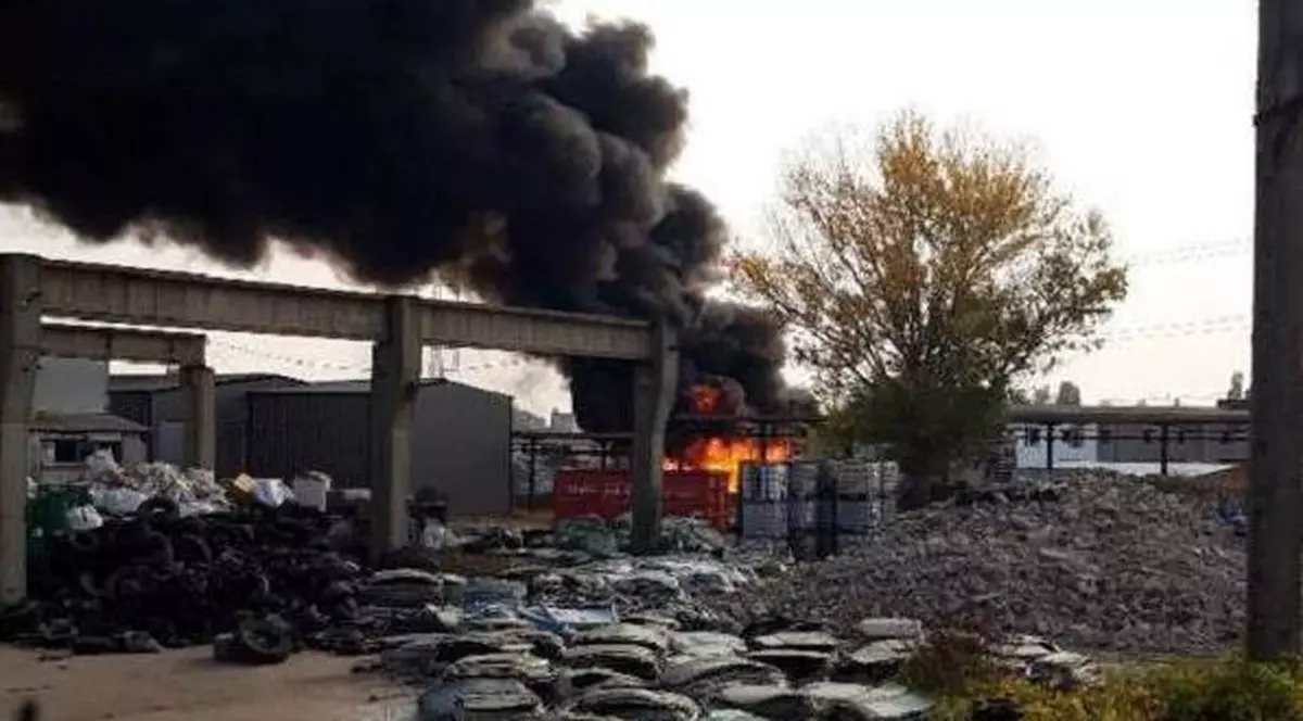 Incendiu puternic la un depozit de mase plastice din Județul Prahova