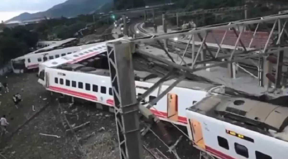 Tren deraiat în Taiwan. Cel puţin 17 oameni au murit şi peste 120 au fost răniţi