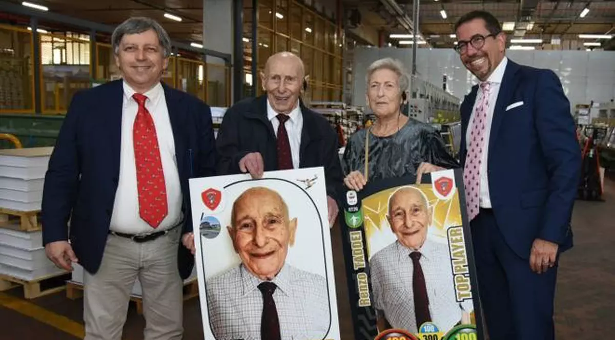 Renzo Taddei, 92 de ani, bunicul tuturor colecționarilor de abțibilduri Panini, a murit. Bătrânul din Perugia deținea toate albumele editate de producătorul italian din Modena începând din 1961 își îndeplinise visul de a vizita fabrica anul trecut, în premieră.