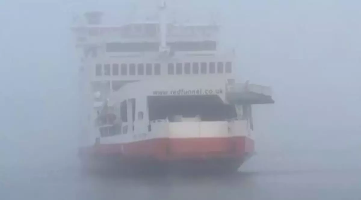 Alertă pe Insula Wight din Marea Britanie după ce un feribot a lovit două iahturi