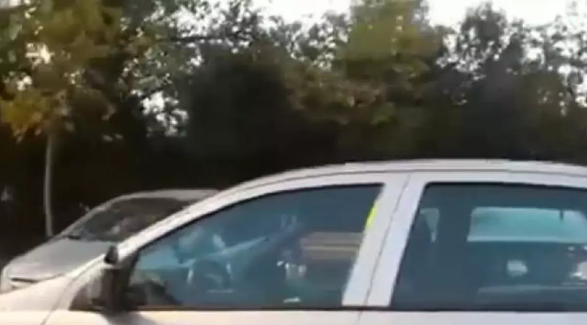 Instructor auto din București, filmat când conducea din dreapta. Captură video cu instructorul auto iresponsabil