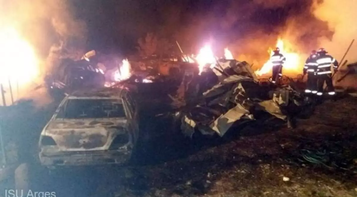 Incendiu puternic în Argeş. Trei case şi trei maşini s-au făcut scrum