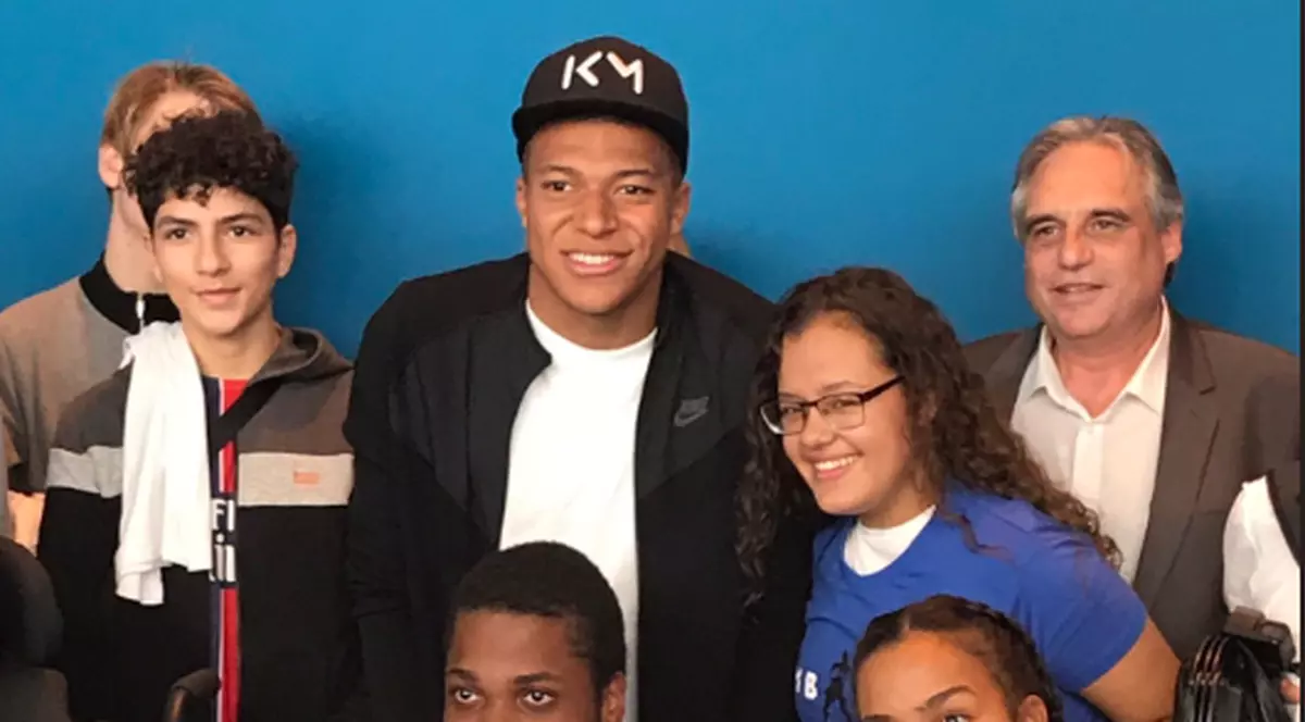 Kylian Mbappe a ajuns prima oară în orașul său natal după Mondial. Acolo s-a întâlnit și s-a pozat cu un fost jucător din Liga 1! ”Cu