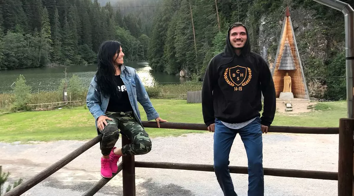 Cum arată fiul antrenoarei Kinga Sebestyen. Alex are 22 de ani și a petrecut patru luni în România împreună cu mama lui