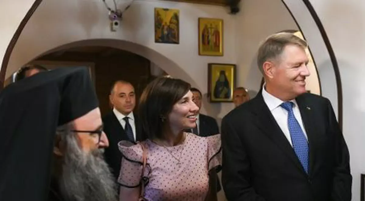 Klaus Iohannis, alături de Carmen Iohannis la Episcopia Română din Italia