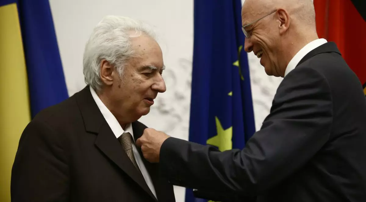 FOTO / Cel mai bine vândut scriitor român în 2016 şi 2017, decorat şi făcut cavaler de ambasadorul Germaniei la Bucureşti