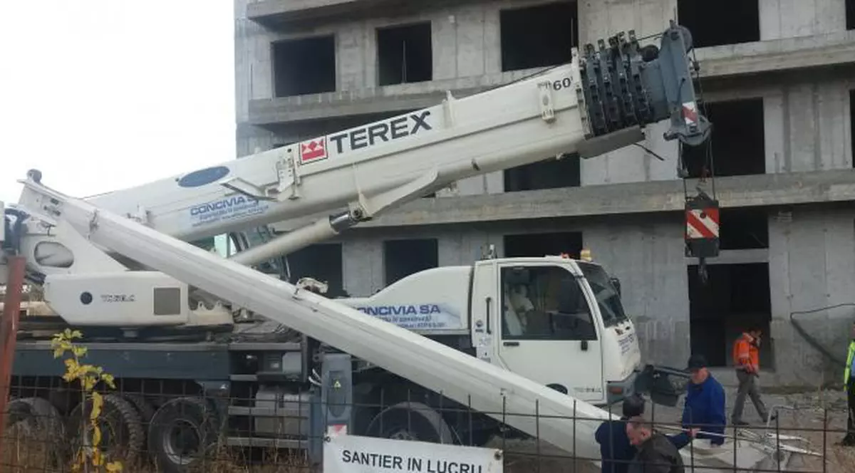 Un bărbat a fost prins sub brațul unei macarale, pe un șantier din Brăila. Care este starea victimei