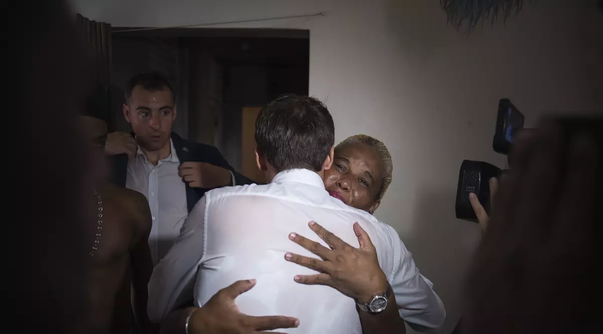 FOTO| Macron a certat un tâlhar ieșit din închisoare, chiar de față cu mama lui. Un gest al președintelui a stârnit, însă, controverse