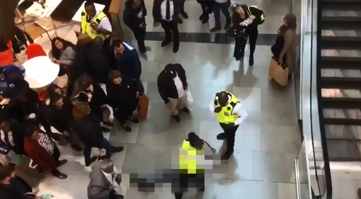Un bărbat a plonjat de la un etaj superior al unui mall din Londra