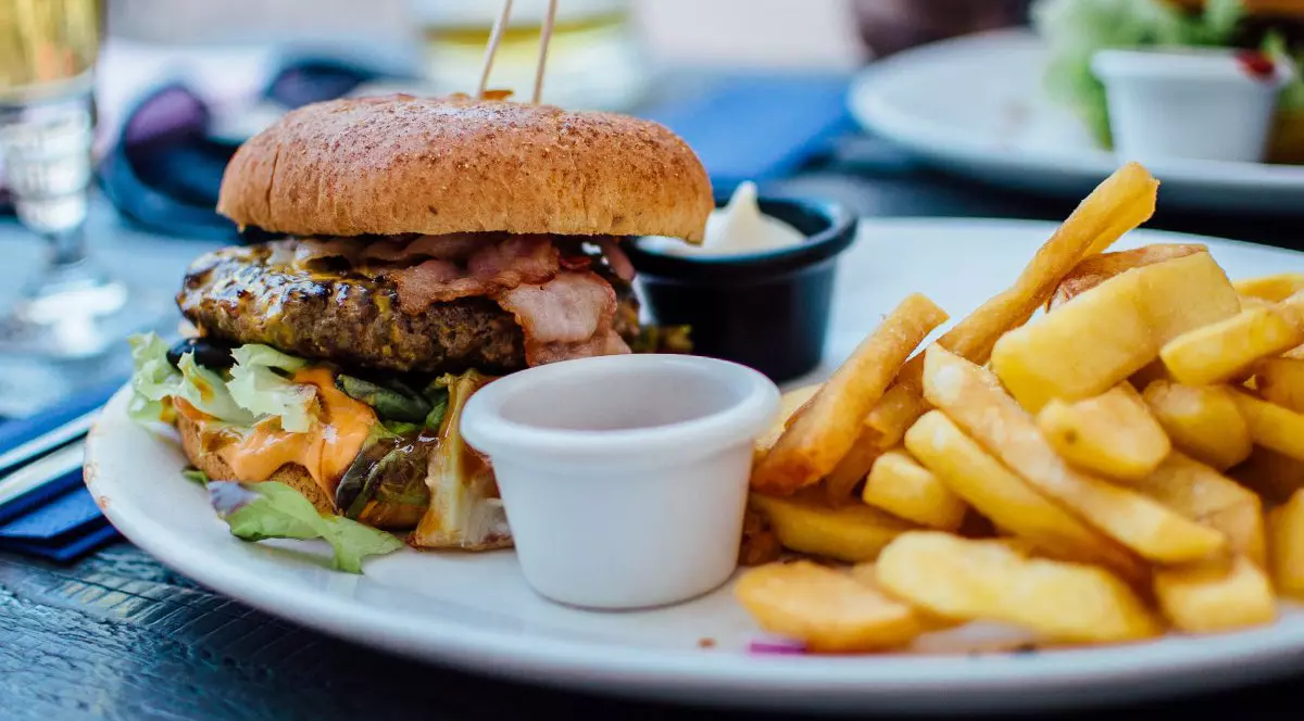 România, campioană europeană la fast food ieftin