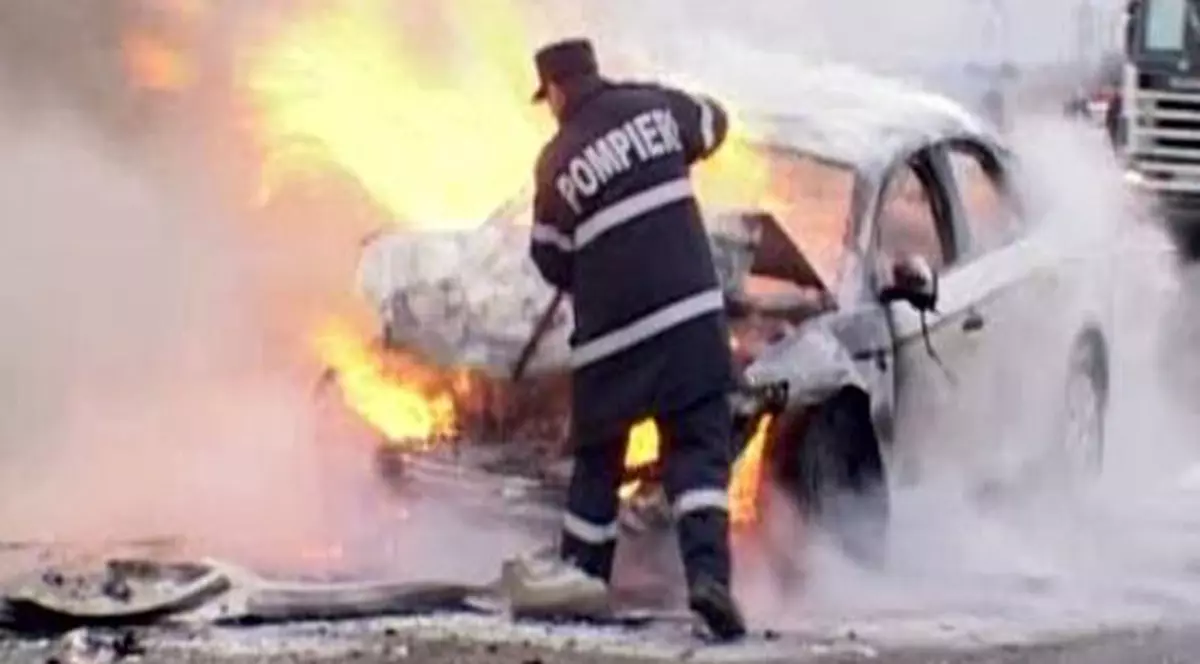 Groaznic accident de circulație în Mureș. Un mort și șapte răniți, unul din autovehicule a luat foc
