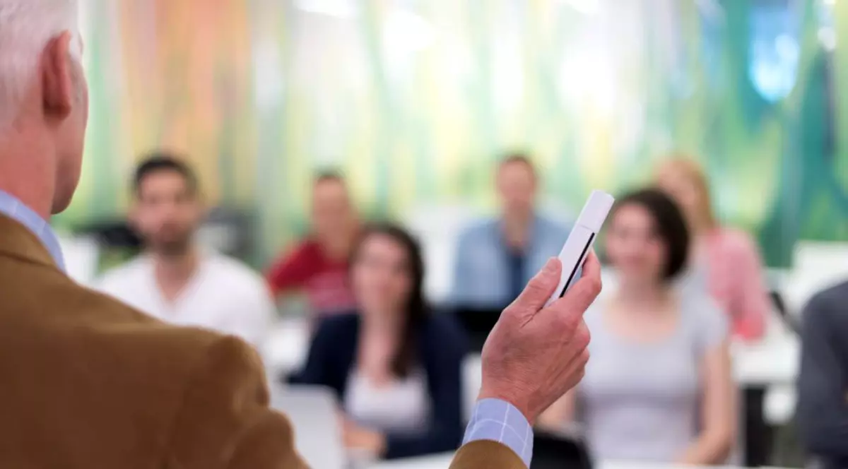 Meditațiile pe bani cu elevii de la clasă, interzise prin Codul Etic al Profesorului 2018