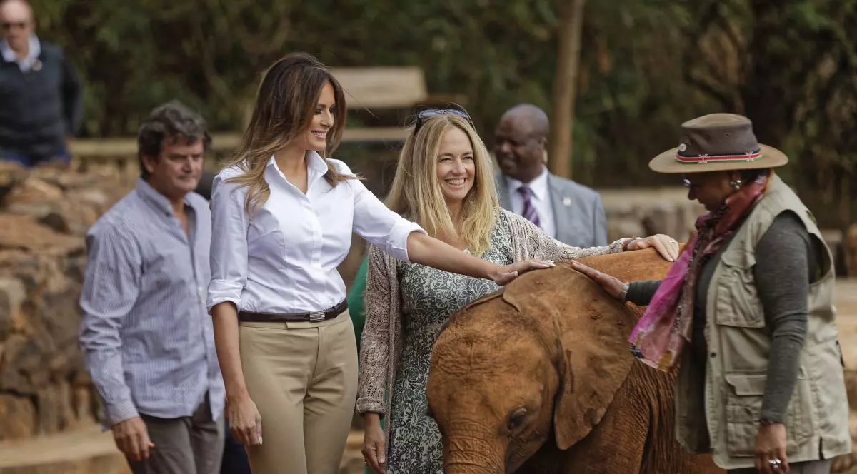 FOTO| Melania Trump a hrănit elefanți și a mers într-un safari în timpul vizitei în Kenya