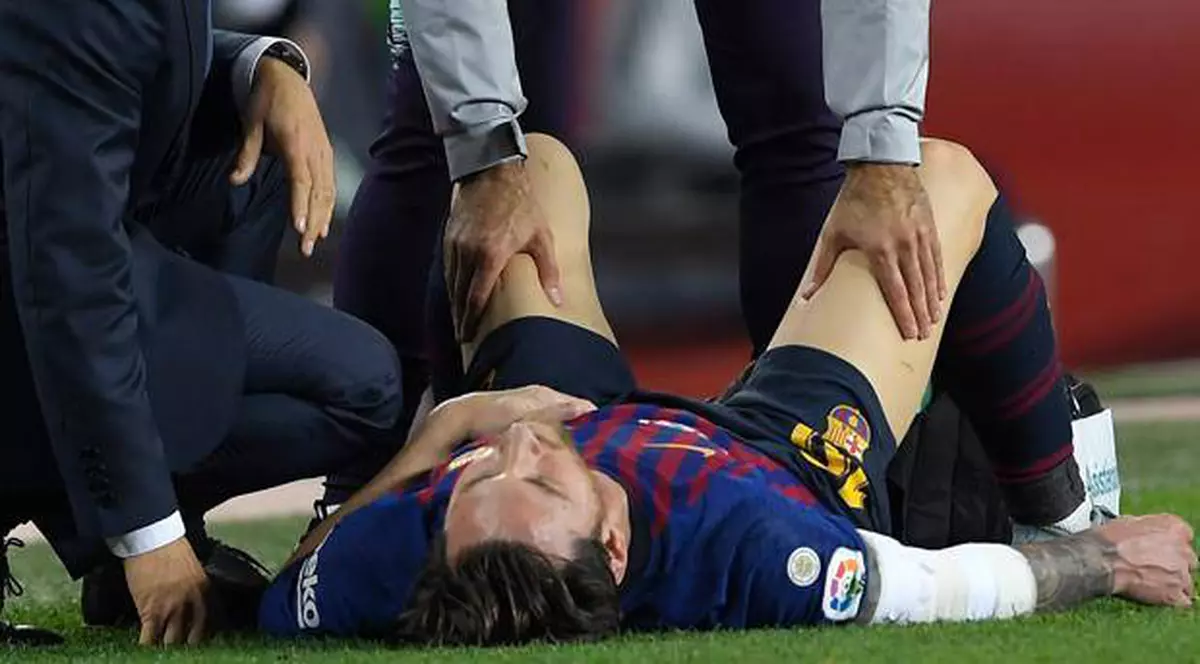 Leo Messi, la pământ, cu mâna dreaptă bandajată FOTO: AP