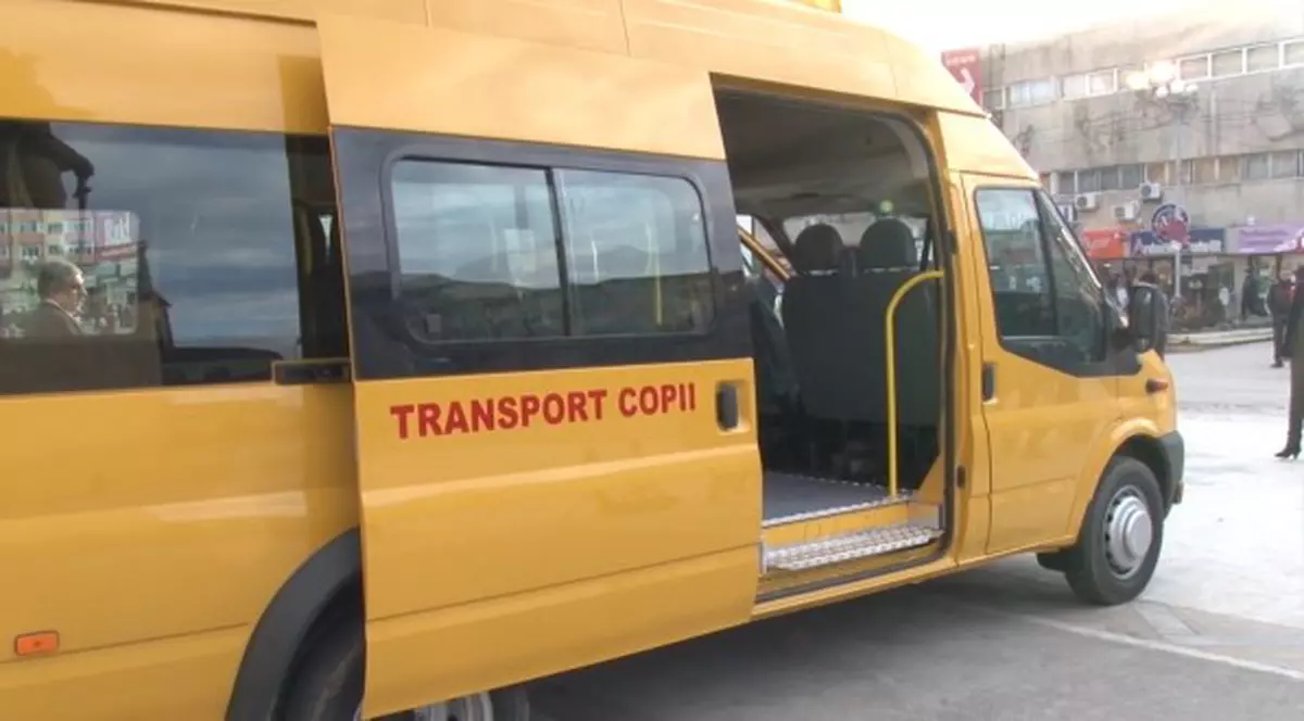 Un copil de șase ani din Neamț a fost accidentat după ce a coborât din microbuzul școlar. Cine este de vină