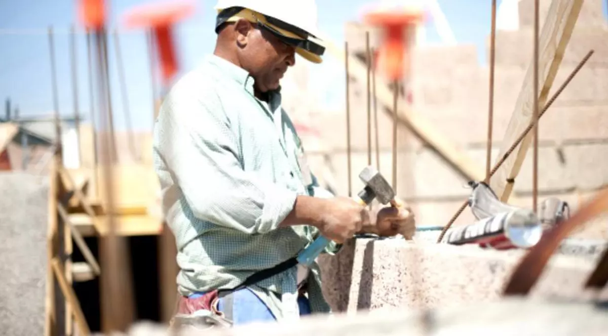 Sindicatele sesisează Avocatul Poporului, după ce Guvernul a eliminat fișa postului prin ordonanță. Angajații pierd o serie de protecții și pot fi supuși abuzurilor. Muncitor din construcții