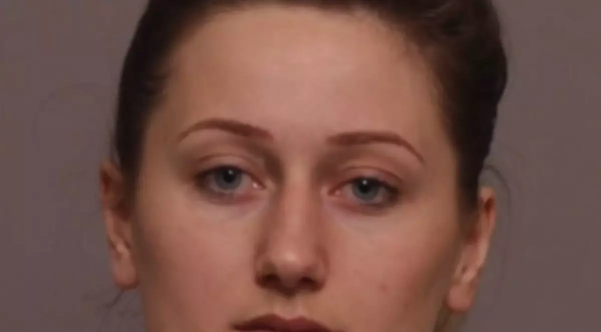 O româncă și partenerul ei, condamnați pentru că au abuzat muncitori din România