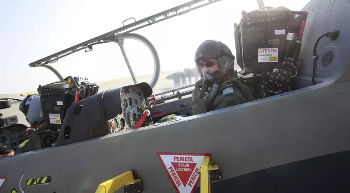 De joi este prima femeie-pilot din România instructor pe un avion cu reacție