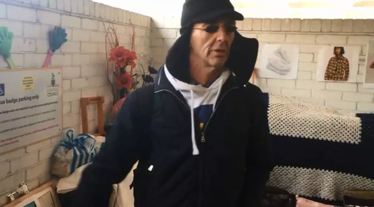 omaul strazii care si-a construit un hotel intr-o parcare