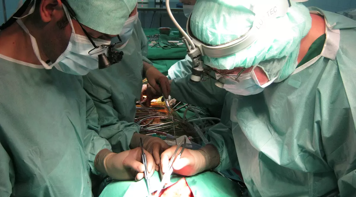 O operație complicată de transplant de inimă care a durat mai bine de nouă ore a fost realizată la Târgu Mureș