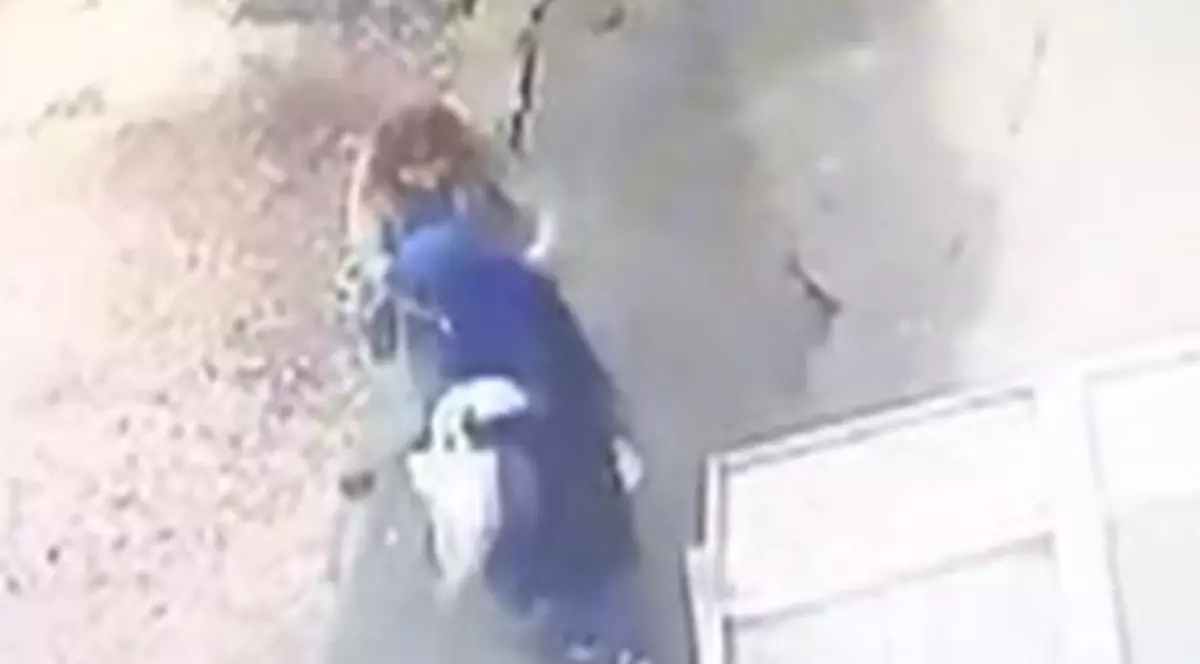Momentul terifiant în care două femei sunt înghițite de pământ