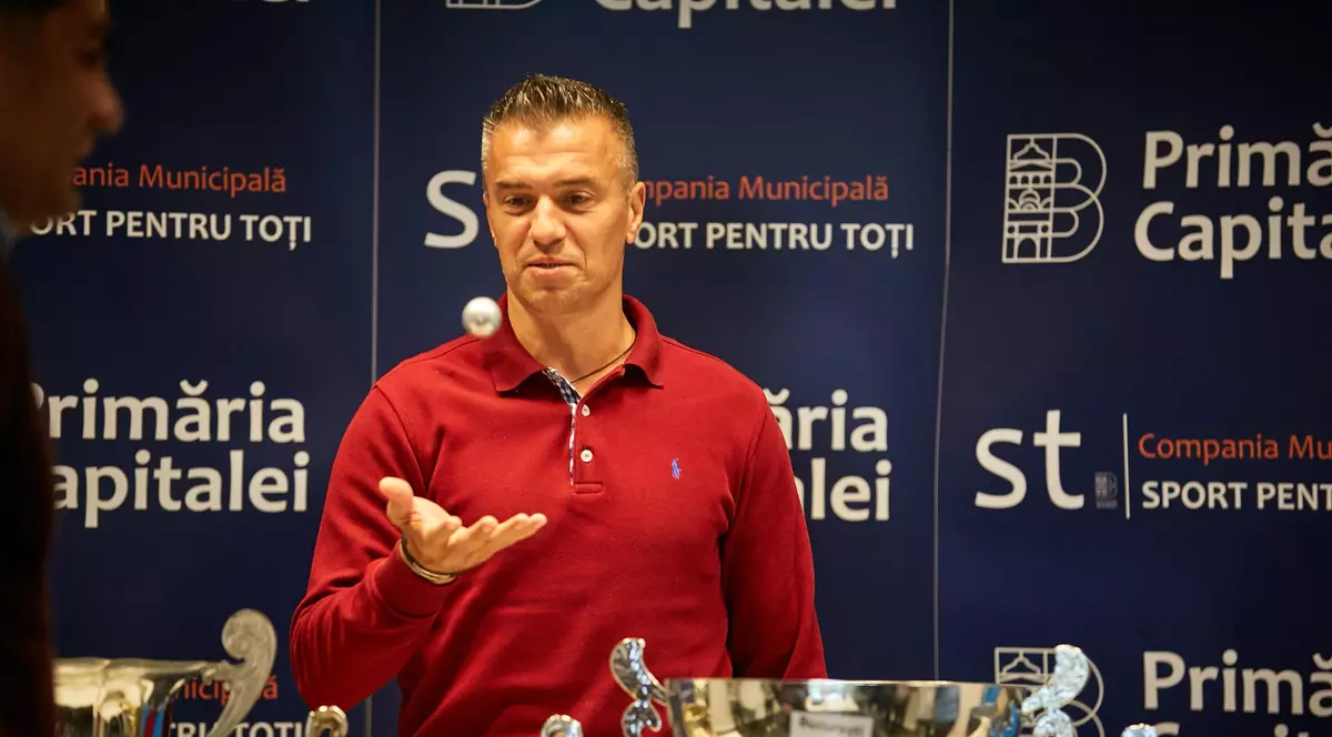 Daniel Pancu, ambasador al Cupei Centenarului, s-a jucat cu mingea ”mică”. A jonglat cu bila
