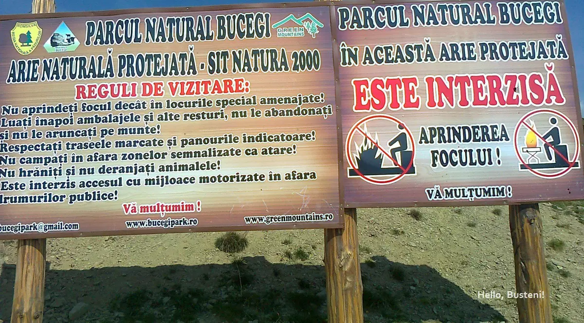 Un turist a urcat cu mașina până la Sfinxul din Bucegi. panoul care anunță interdicțiile și valoarea amenzii pe care o riscă cei ce încalcă legea