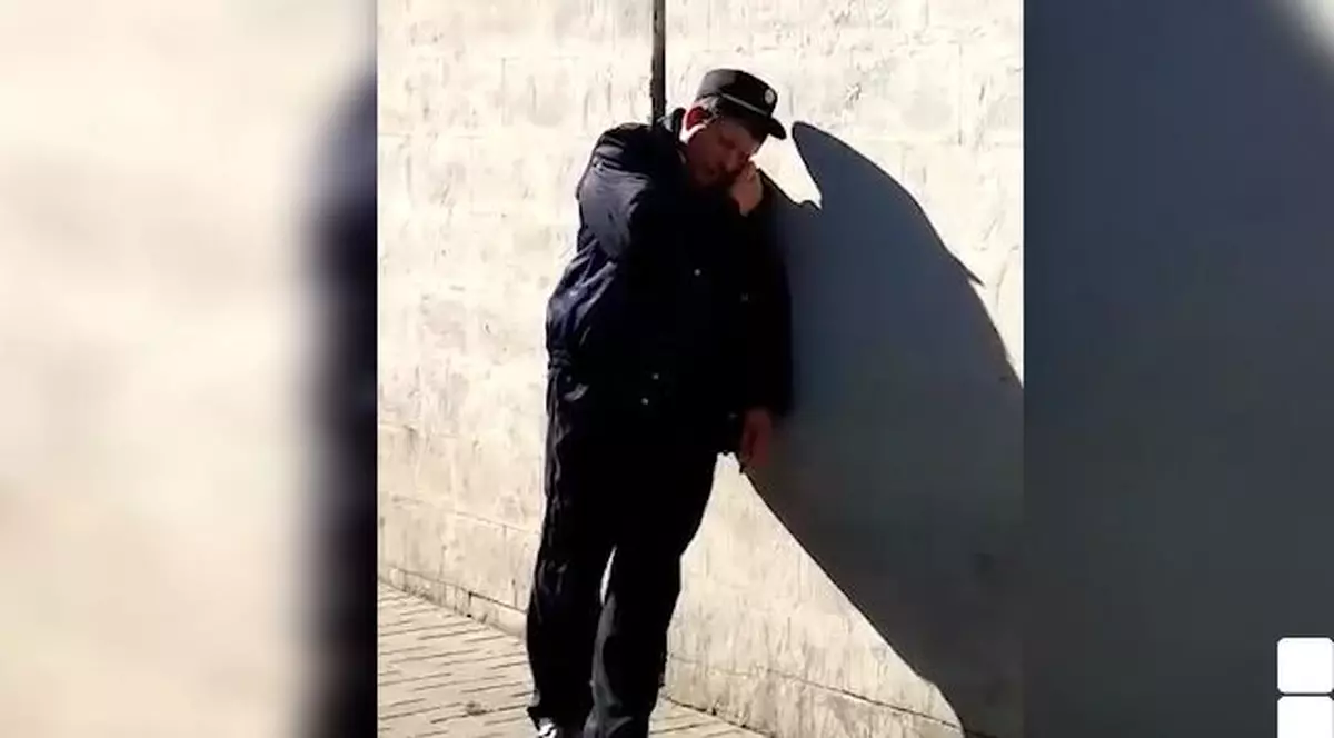 Un agent de pază beat a "păzit" un zid de la autogară! Toată lumea a râs de el | VIDEO