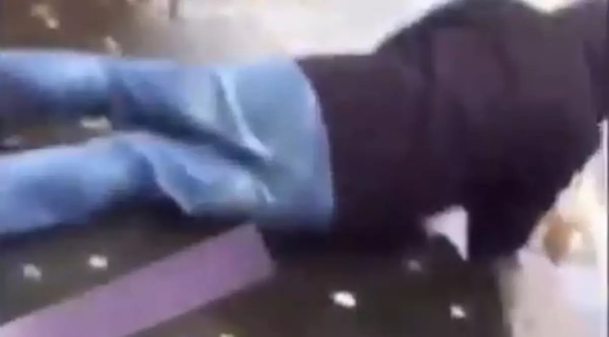 Un pensionar atacat în plină stradă își imploră agresorul să-l lase în pace