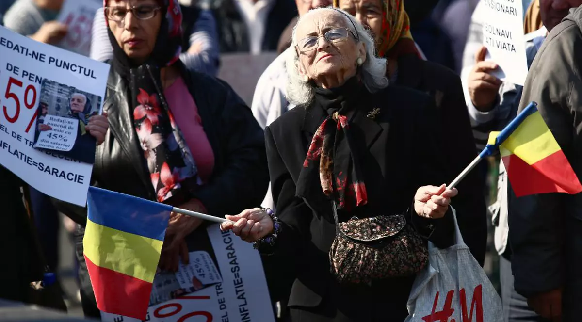 Biletele CFR primite gratuit de pensionari și voucherele de vacanță nefolosite, transformate în tichete de masă - propuneri legislative