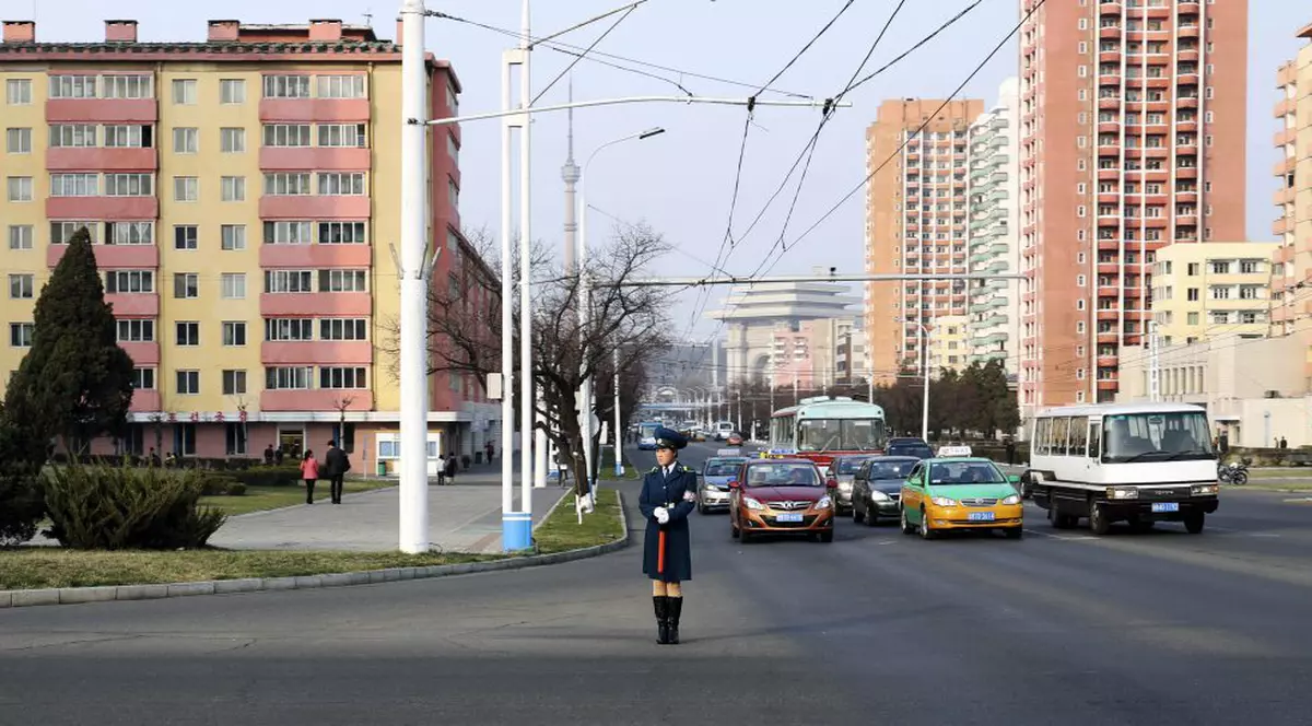 Coreea de Sud face șosele și căi ferate în Coreea de Nord. Polițist rutier nord-coreean, în mijlocul uni intersecții