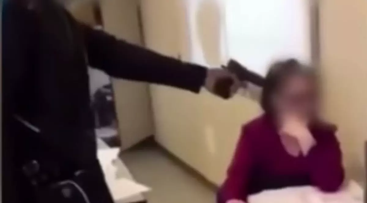 Adolescent filmat în timp ce amenința o profesoară cu pistolul