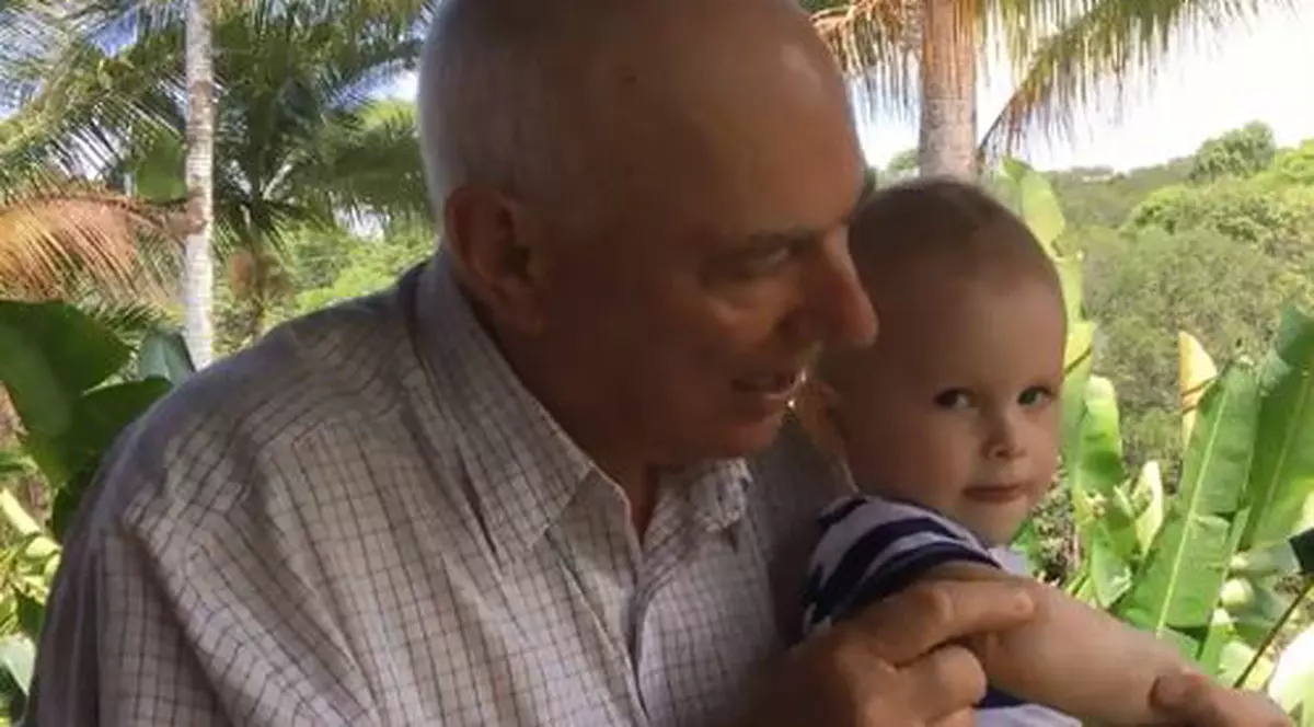 Un bunic și-a salvat nepotul din fălcile unui piton