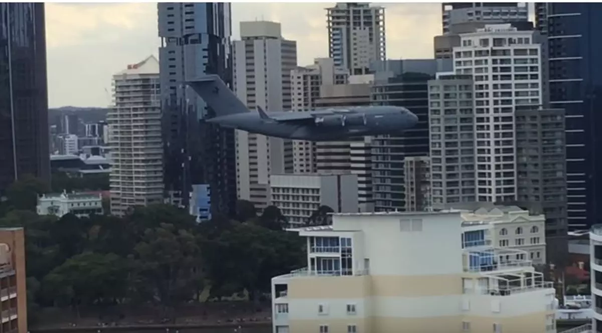 avionul care zboara foarte aproape de cladirile din brisbane