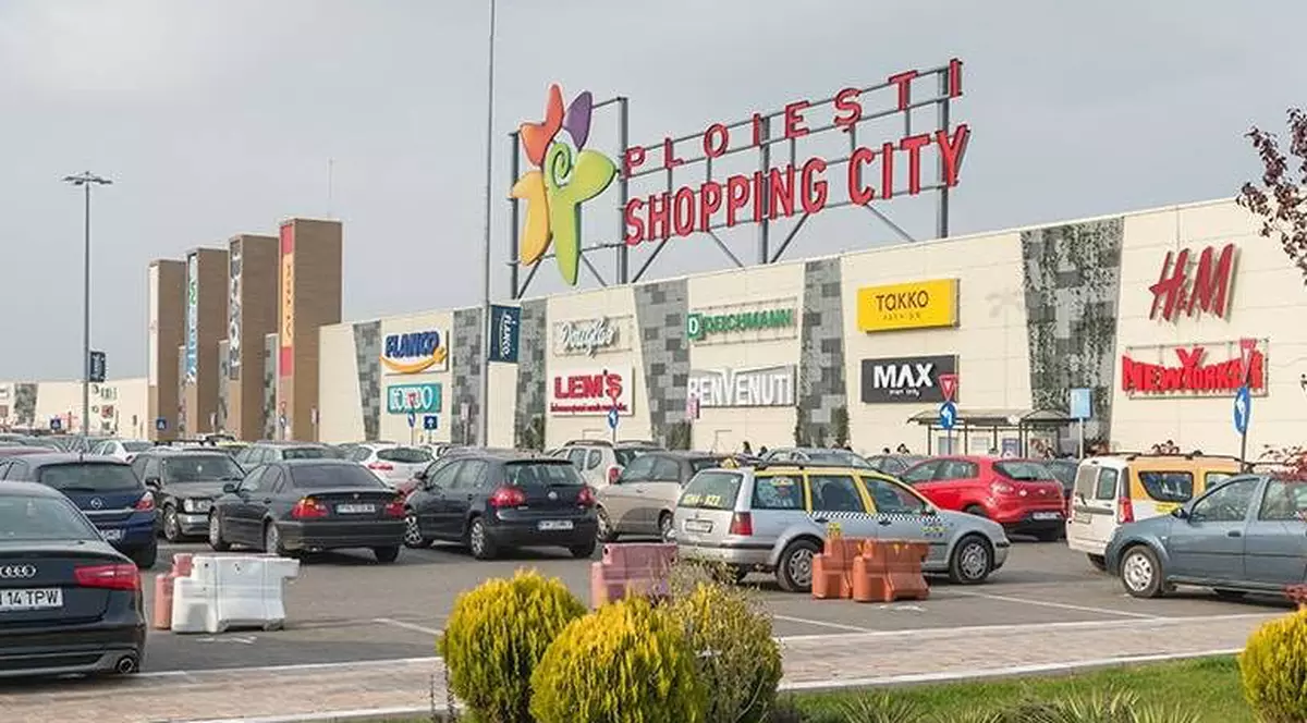 Doi bărbați au fost înjunghiați în parcarea unui mall din Ploiești. UPDATE: Agresorii au fost prinși