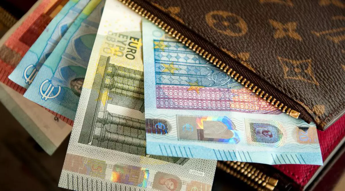 Românii care lucrează peste hotare au adus în țară sume comparabile cu cele ale investitorilor străini