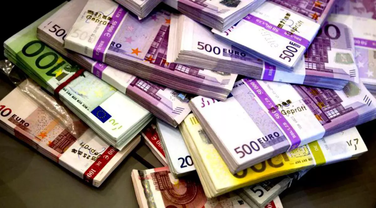 Cum văd economiștii împrumutul de 3 miliarde de euro al României. ”Ne jucăm cu focul”. Teancuri de bani