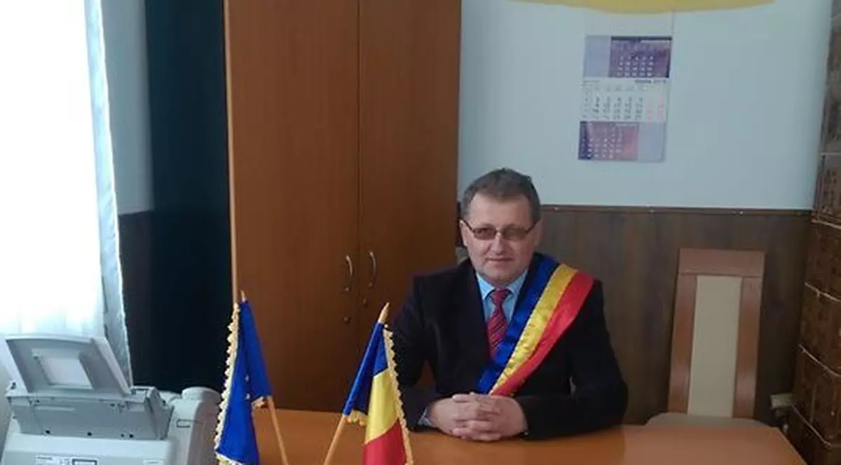 Primarul unei comune din Prahova, cercetat pentru pornografie infantilă