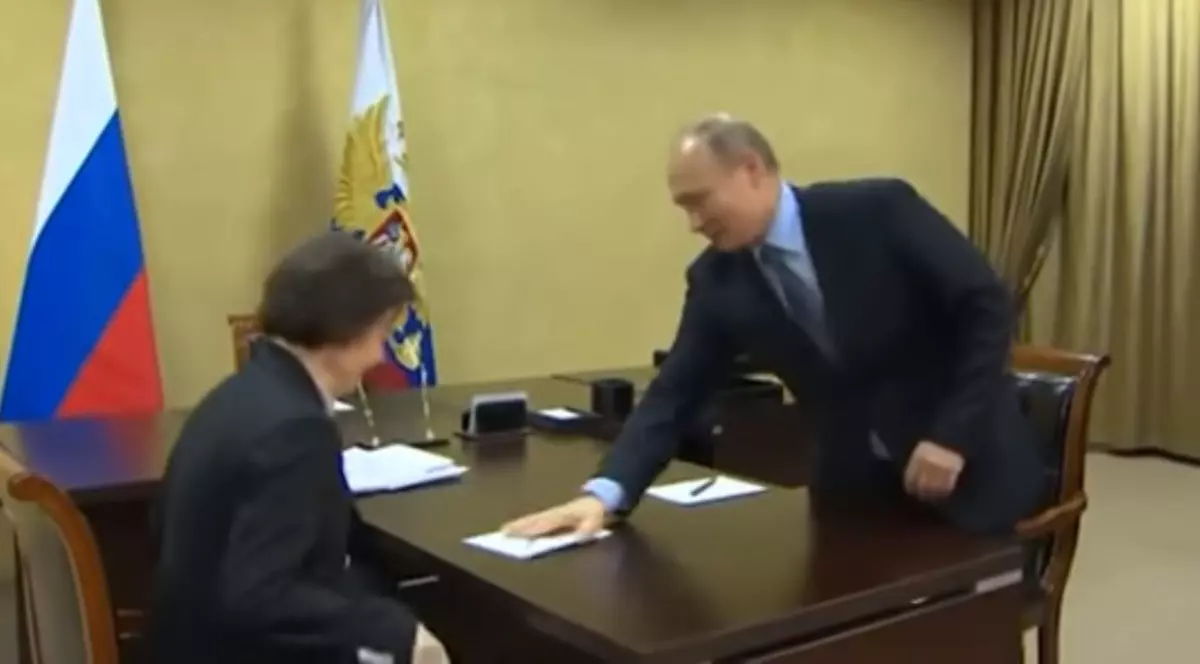 Cum a reacționat Vladimir Putin când o femeie i-a luat scaunul