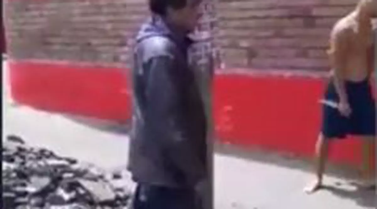 Ce a pățit un bărbat care a încercat să răpească un copil. L-au fugărit pe stradă și l-au bombardat cu pietre | FOTO