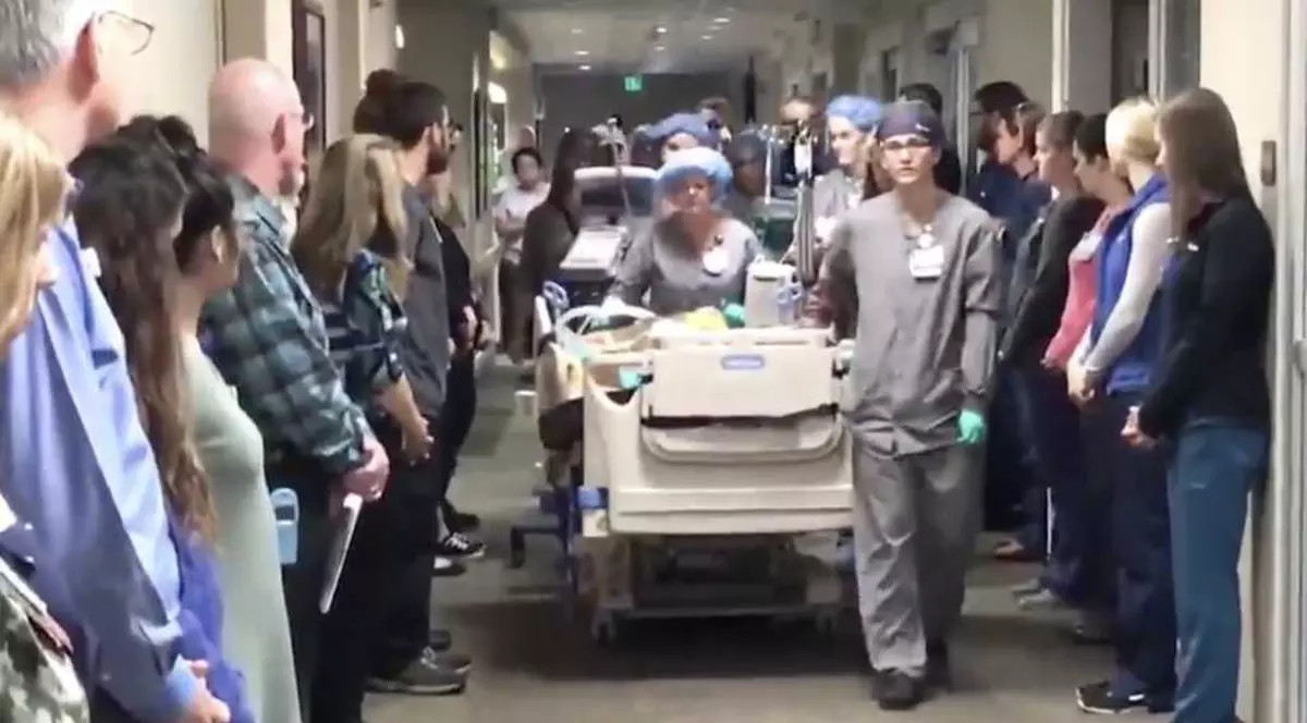 Ce înseamnă ”Marșul respectului” într-un spital. E emoționant ce pot să facă doctorii și asistentele pentru un pacient