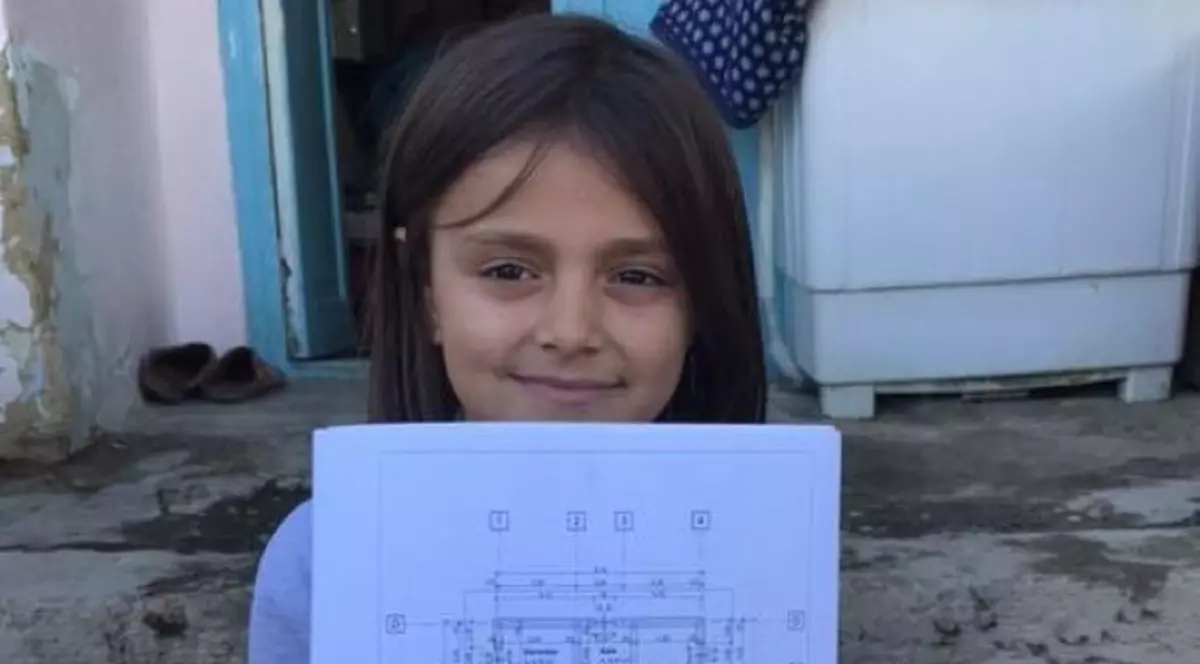 Roxana, fetița din Vaslui care își dorea să mănânce piure cu friptură, ajutată de pompieri. Ce îi duc în dar