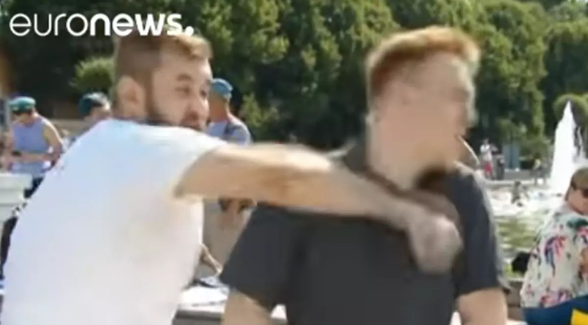 Un reporter s-a sinucis aruncându-se de la etaj. Devenise celebru în urma unei lovituri devastatoare primite când era în direct | VIDEO