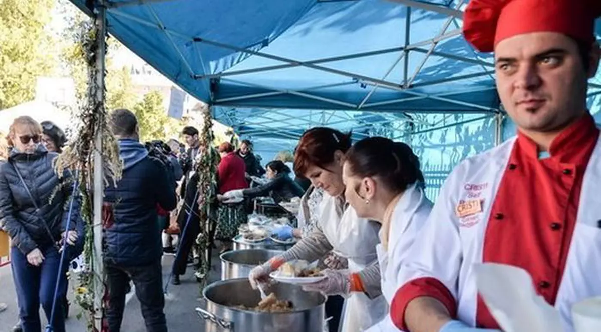 Pelerinii din Iași s-au îngrămădit la sarmalele oferite de primărie, după slujbă. Mii de oameni au stat la coadă