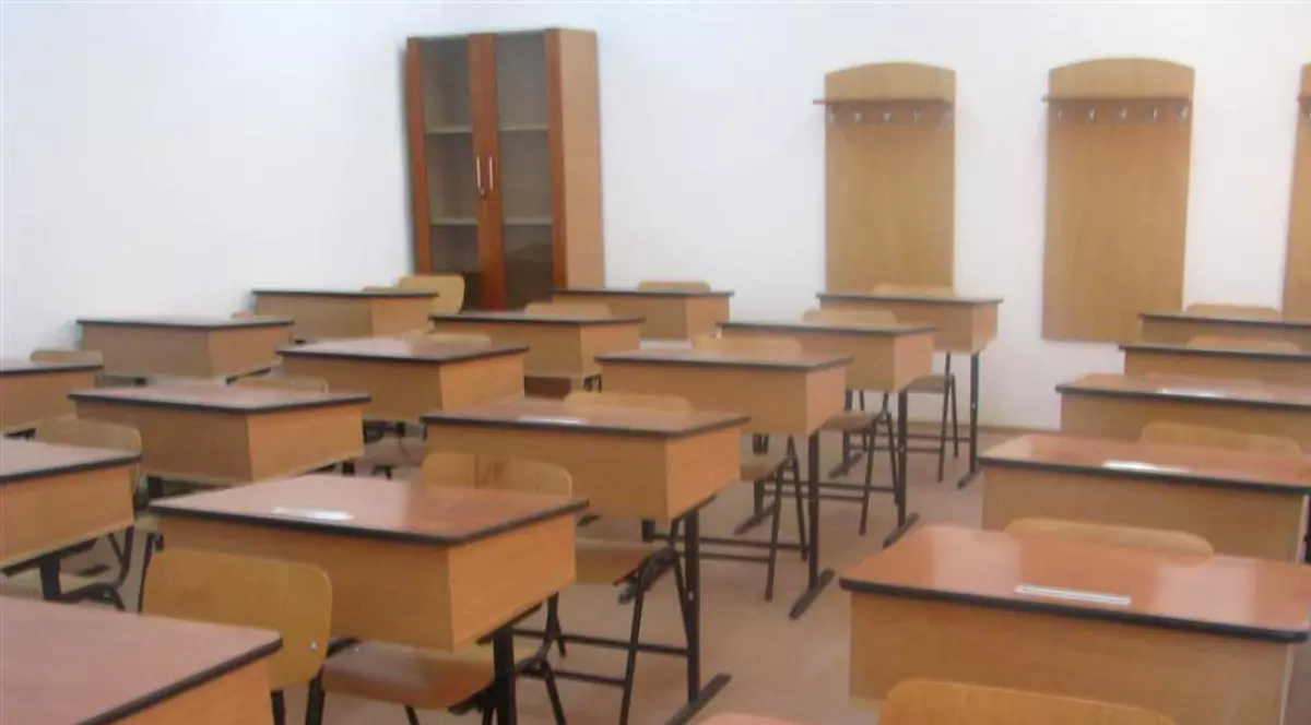 Teroare la școală. Un elev i-a dat un cap în nas profesoarei