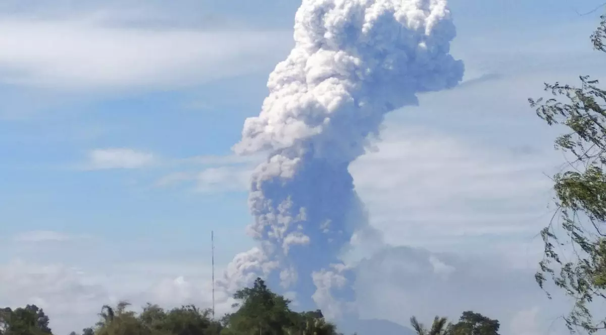 pe insula Sulawesi din Indonezia a erupt și un vulcan