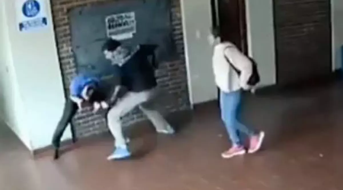 Un tată a fost filmat în timp ce îl snopește în bătaie pe profesorul care i-a abuzat sexual fiica minoră