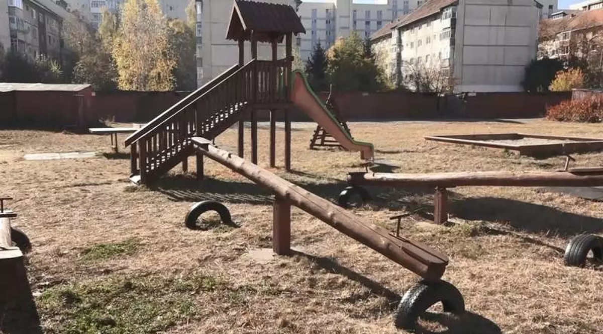 Bebeluș mort, găsit pe un teren de joacă din Miercurea Ciuc. terenul de joacă din Miercurea Ciuc în care a fost descoperit bebelusul mort